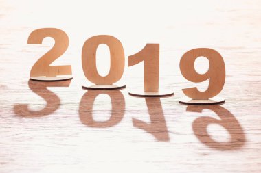 arkadan aydınlatmalı ve gölgeler ahşap arka plan üzerinde kontrplak sayılarla 2019 tarihi yapılmış