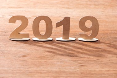 Gölgeler ve kopya alanı ahşap arka plan üzerinde kontrplak sayılarla 2019 tarihi yapılmış