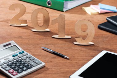 2019 tarihi ahşap sayılarla hesaplama ve Kırtasiye Ofis masasında yapılmış