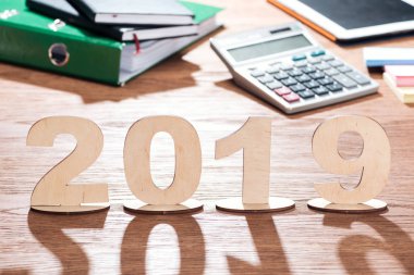 2019 tarihi ahşap ofis masasında gölgeler sayılarla kontrplak yapılmış