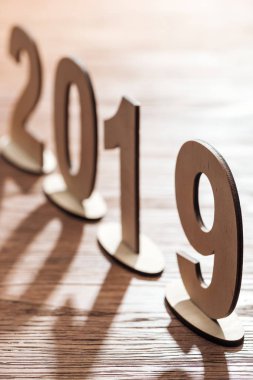 2019 tarihi ahşap masa üzerinde gölgeler sayılarla kontrplak yapılmış