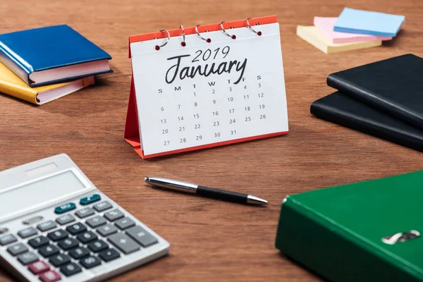 Januar 2019 Kalender Taschenrechner Und Schreibwaren Auf Holzschreibtisch — Stockfoto