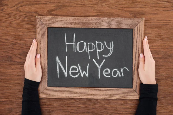 Partial View Woman Holding Chalk Board Happy New Year Text — Free Stock Photo