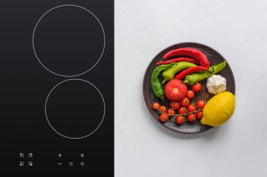 taze sebze üstten görünüm plaka ve elektrikli soba