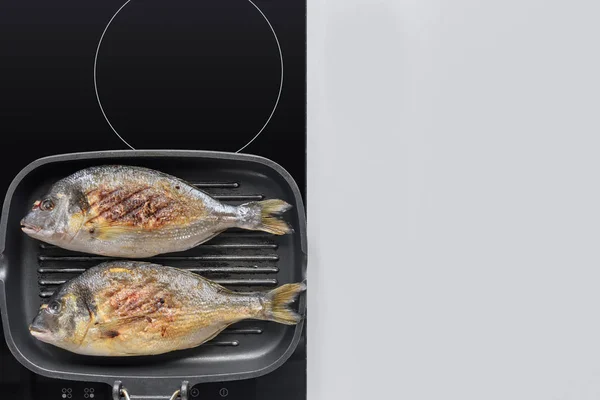 Top View Delicious Fish Frying Electric Stove — Free Stock Photo