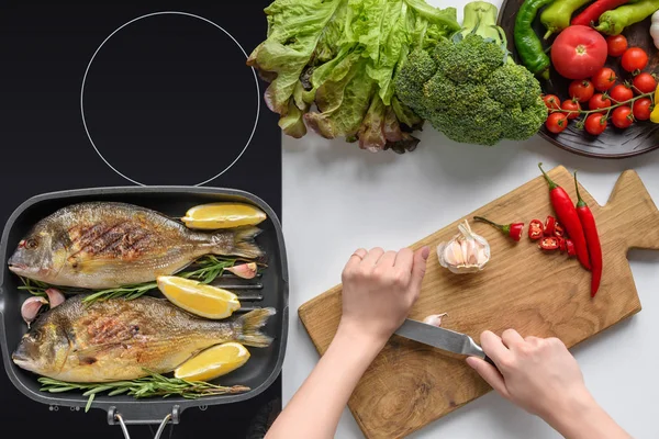 Cropped Shot Person Holding Knife Cooking Delicious Fried Fish — Stock Photo, Image