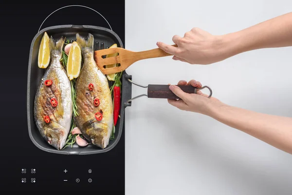Tiro Cortado Pessoa Cozinhar Deliciosos Peixes Com Alecrim Tomate Cereja — Fotografia de Stock