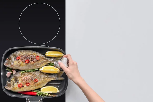 Zugeschnittene Geschäft Der Person Mit Salz Beim Kochen Von Fisch — kostenloses Stockfoto