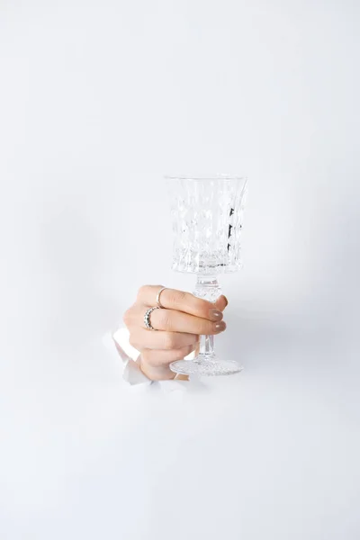 Cropped Image Woman Holding Glass Hand Beautiful Rings White Paper — Free Stock Photo