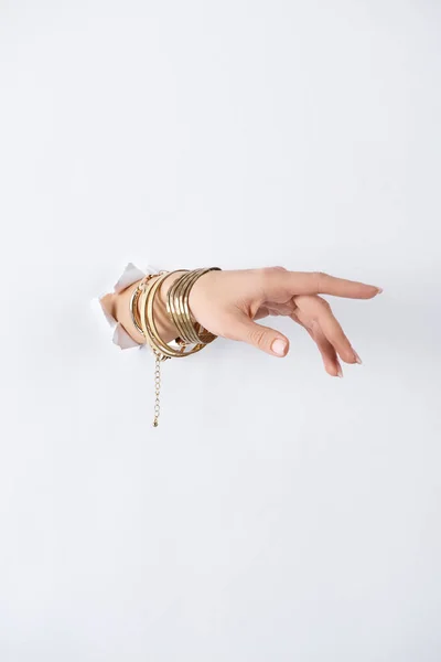Beskuren Bild Kvinnan Som Håller Hand Med Vackra Eleganta Armband — Stockfoto
