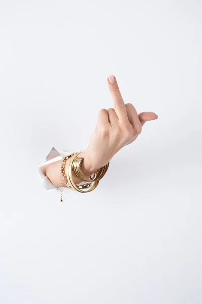 Обрізане Зображення Жінки Тримає Руку Браслетами Через Білий Папір Показує — Безкоштовне стокове фото