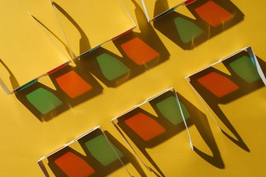 «Ana sayfa» karton görünümünü sarı arka plan üzerinde gölgeler ile iki satır 3d gözlük