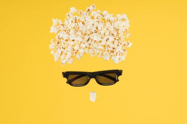 Stereoskopik 3d gözlük ve sarı izole lezzetli patlamış mısır