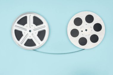 Film makaraları sinema aralarında mavi izole bant ile