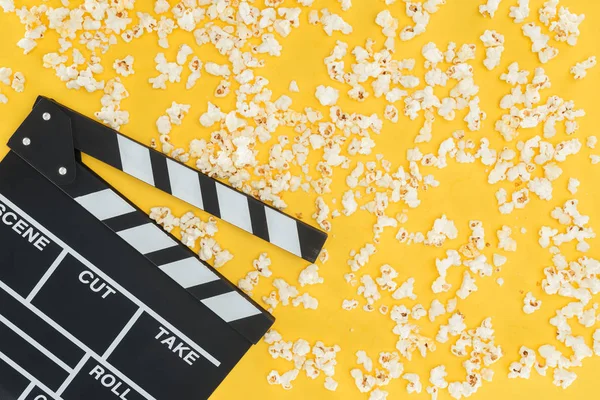 Pohled Shora Klapku Čerstvé Chutné Popcorn Izolovaných Žluté — Stock fotografie