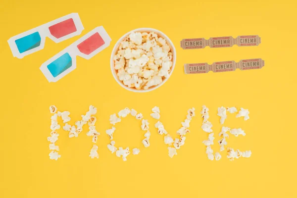 Draufsicht Auf Gläser Eimer Mit Popcorn Kinokarten Und Film Schriftzug — kostenloses Stockfoto