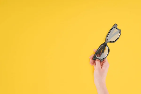 裁剪视图的女性手拿着立体3D 眼镜隔离在黄色 — 图库照片