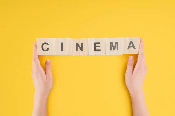 Vista Superior Das Mãos Segurando Cubos Madeira Com Letras Cinema — Fotografia de Stock