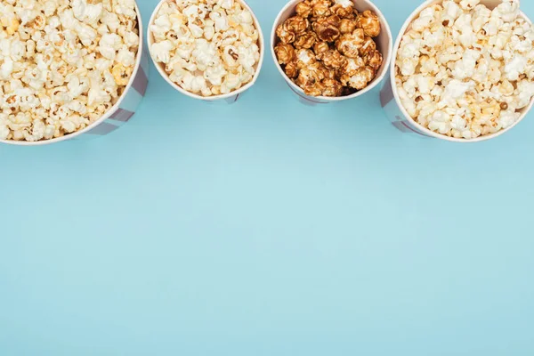 Ovanifrån Hinkar Med Popcorn Horisontell Rad Isolerade Blå — Stockfoto