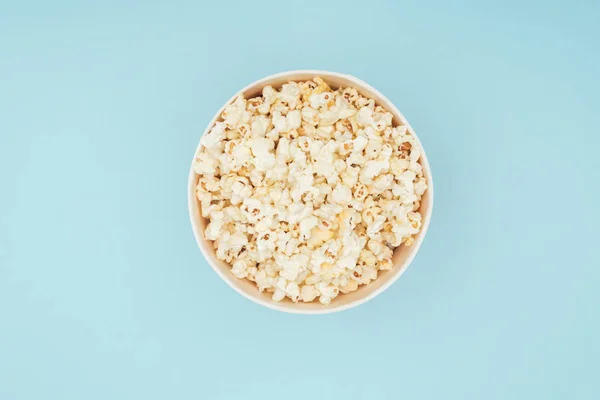 Draufsicht Auf Eimer Mit Frischem Leckerem Popcorn Isoliert Auf Blau — Stockfoto