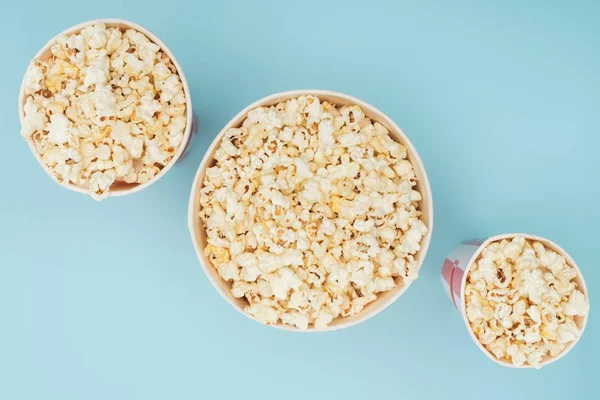 Ansicht Von Gestreiften Popcorn Eimern Unterschiedlicher Größe Isoliert Auf Blau — Stockfoto