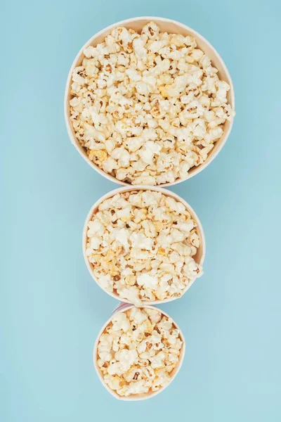 Bovenaanzicht Van Popcorn Emmers Van Verschillende Omvang Verticale Rij Geïsoleerd — Stockfoto