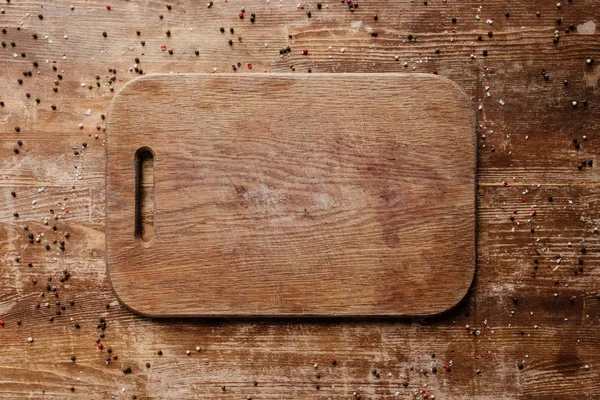 Top View Cutting Board Wooden Table Scattered Peppercorns — Stock Photo, Image