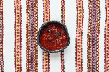arka plan üzerine işlemeli havlu ile geleneksel lezzetli kırmızı pancar çorbası üstten görünüm