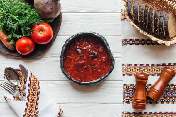 Vista Superior Sopa Tradicional Beterraba Com Talheres Ingredientes Pão Centeio — Fotografia de Stock