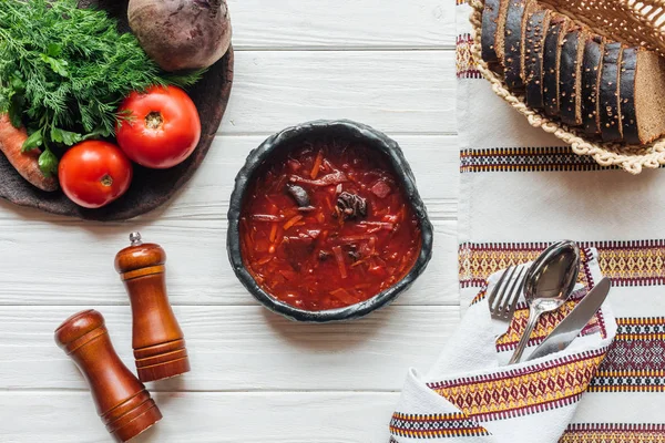 Κάτοψη Του Παραδοσιακή Σούπα Μαχαιροπίρουνα Συστατικά Και Ψωμί Σίκαλης Άσπρο — Φωτογραφία Αρχείου