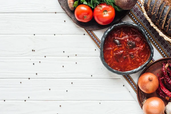 Traditionele Rode Bieten Soep Met Ingrediënten Piment Witte Houten Achtergrond — Stockfoto