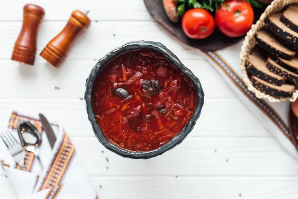 Selektiver Schwerpunkt Der Traditionellen Rote Bete Suppe Mit Zutaten Auf — kostenloses Stockfoto