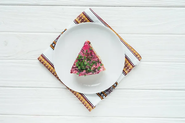 Vista Superior Deliciosa Salada Tradicional Russa Placa Com Toalha Bordada — Fotografia de Stock