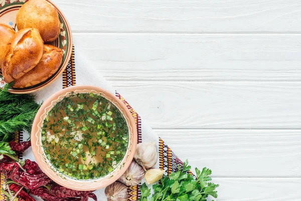 Вид Зверху Традиційний Рибний Суп Зеленою Цибулею Вишитим Рушником Інгредієнтами — стокове фото