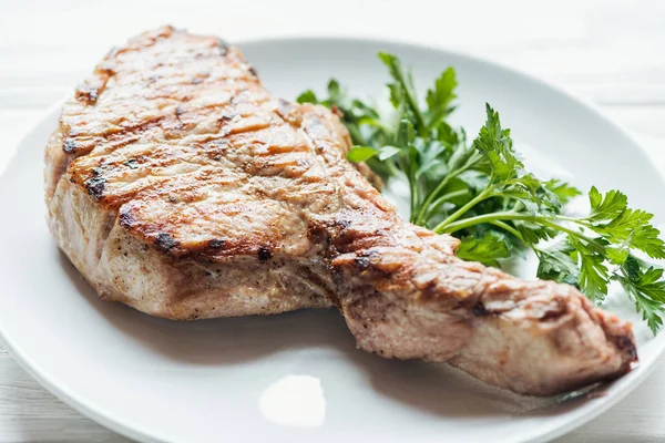 Selektiver Schwerpunkt Des Leckeren Rib Eye Steaks Auf Teller Mit — Stockfoto