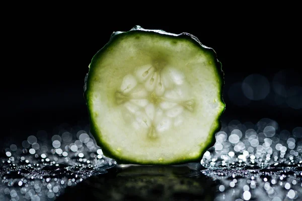 Schijfje Komkommer Met Bokeh Zwarte Achtergrond — Gratis stockfoto