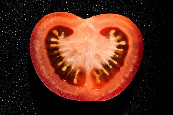 Scheibe Frischer Tomaten Mit Wassertropfen Auf Schwarzem Hintergrund — Stockfoto