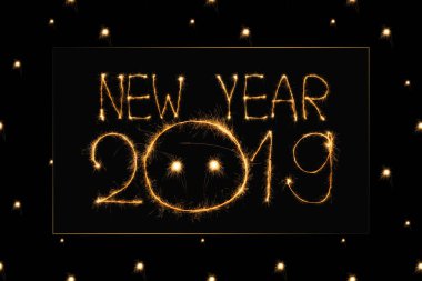 2019 yeni yıl ışık işareti görünümü siyah arka plan üzerine kadar kapatın
