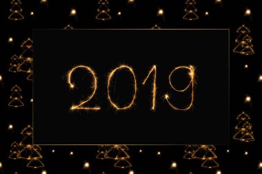 2019 ve köknar ağacı ışık sings siyah arka plan üzerine