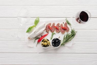 düz lay ile bardak kırmızı şarap ve çeşitli et beyaz ahşap masa snacks