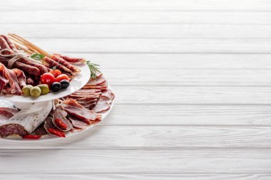 lezzetli et meze zeytinli bakış beyaz ahşap masa üzerinde kapatın