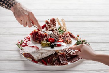 et meze Beyaz ahşap zemin, çalışırken kaç kadeh kırpılmış