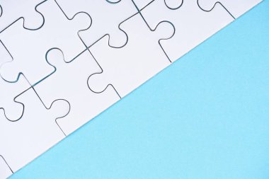 mavi zemin üzerine beyaz bulmacalar düzenlemenin tam kare