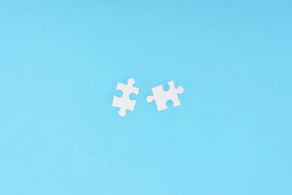 Vue Dessus Des Pièces Puzzle Blanc Disposées Sur Fond Bleu — Photo