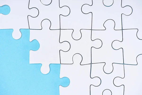 Flat Lay White Puzzle Pieces Blue Background — Free Stock Photo