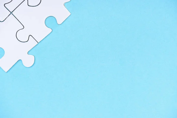 ホワイト パズルのピースが青に分離のトップ ビュー — ストック写真
