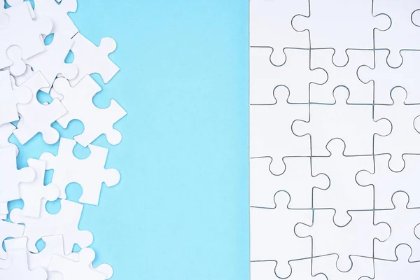 Plnoformátový Bílé Puzzle Uspořádání Modrém Pozadí — Stock fotografie