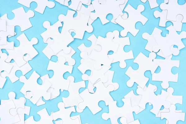 Plnoformátový Bílé Puzzle Uspořádání Modrém Pozadí — Stock fotografie