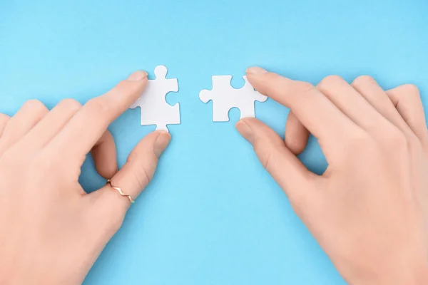 Cropped Shot Woman Holding White Puzzles Pieces Blue Background — Stock Photo, Image