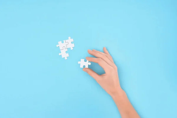 Częściowy Widok Kobiety Biały Puzzle Kawałki Niebieskim Tle — Zdjęcie stockowe